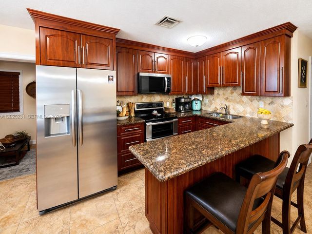 11425 SW 43rd Ter, Miami, FL 33165