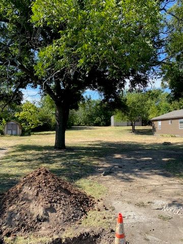 905 W Oak Street, Weatherford, TX 76086