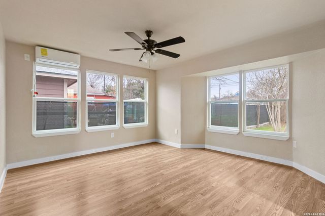 1010 W Lynwood Ave, San Antonio, TX 78201