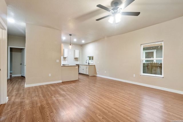 1010 W Lynwood Ave, San Antonio, TX 78201