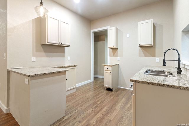 1010 W Lynwood Ave, San Antonio, TX 78201