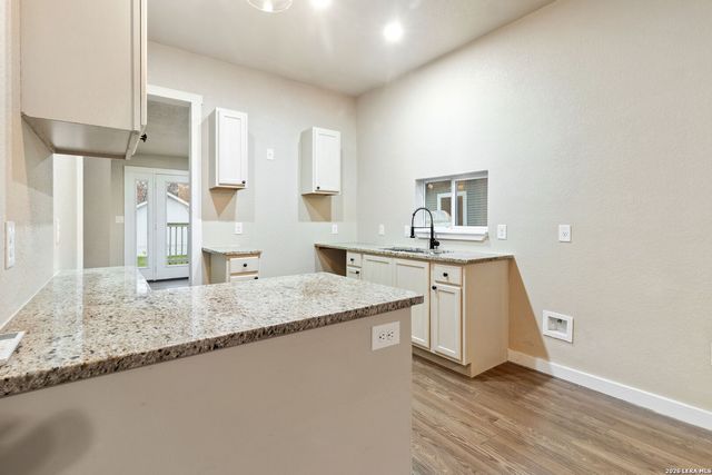 1010 W Lynwood Ave, San Antonio, TX 78201