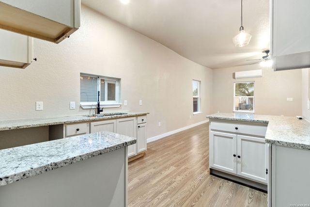 1010 W Lynwood Ave, San Antonio, TX 78201