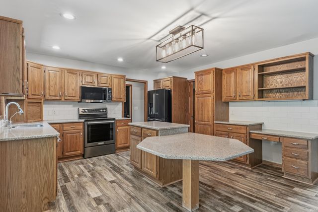 7565 N Clear Creek Road, Huntington, IN 46750