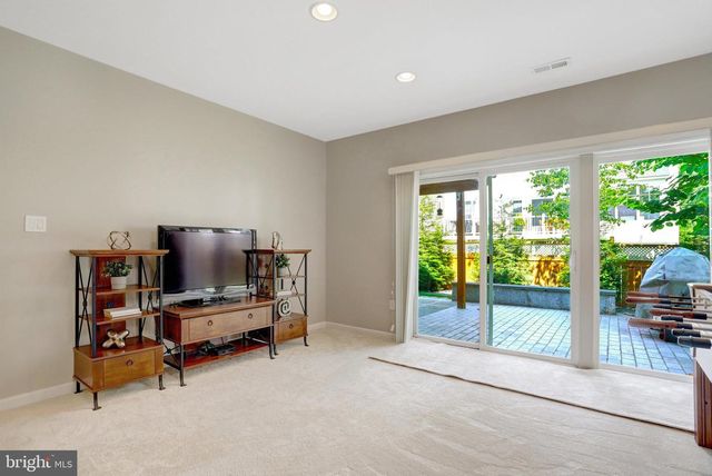 8552 BAUER CIR, Springfield, VA 22152
