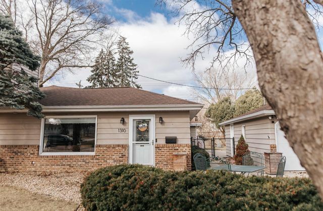 1310 Lilac Lane, Cedar Falls, IA 50613