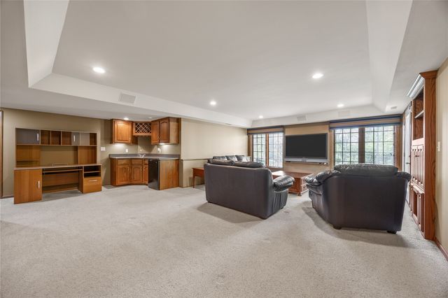 4899 Oak Grove Court NE, Cedar Rapids, IA 52411