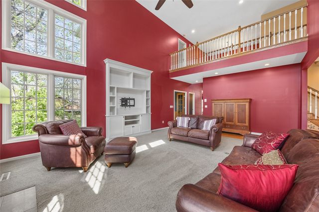 4899 Oak Grove Court NE, Cedar Rapids, IA 52411