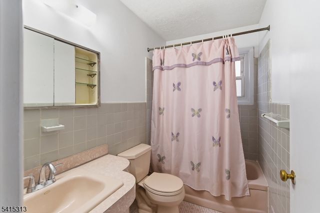 137 Voorhees St, Teaneck Twp., NJ 07666