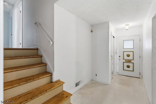 137 Voorhees St, Teaneck Twp., NJ 07666