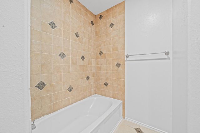 11018 Warath Oak Court, Houston, TX 77065