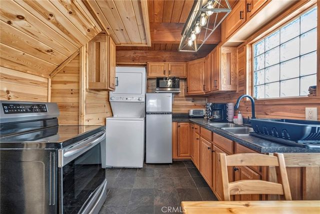 2418 Fir, Running Springs, CA 92382