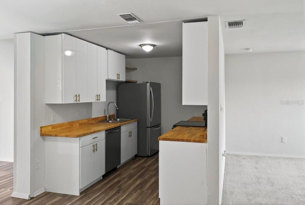 Image 5 of property listing at 714 KANKAKEE LANE, Orlando, FL 32807