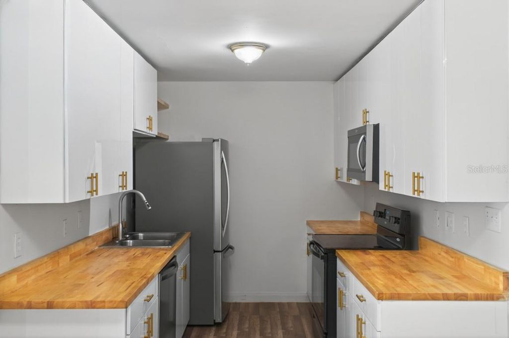 Image 6 of property listing at 714 KANKAKEE LANE, Orlando, FL 32807