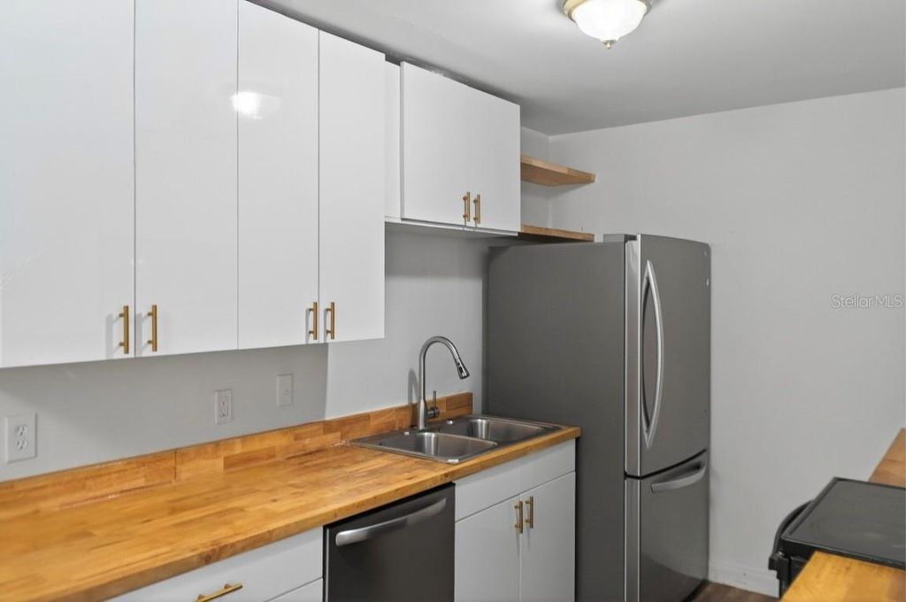 Image 7 of property listing at 714 KANKAKEE LANE, Orlando, FL 32807