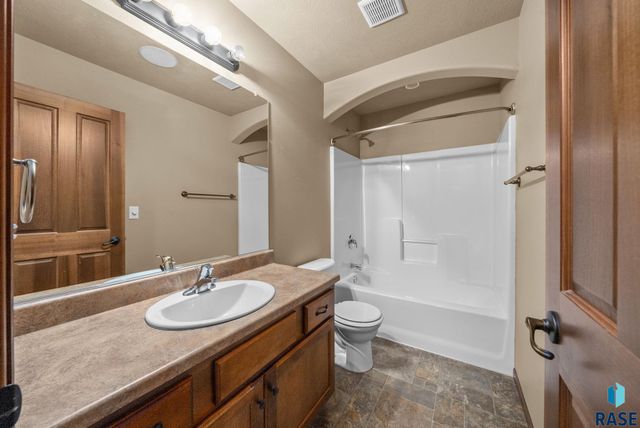2809 S Lucerne Ave, Sioux Falls, SD 57106