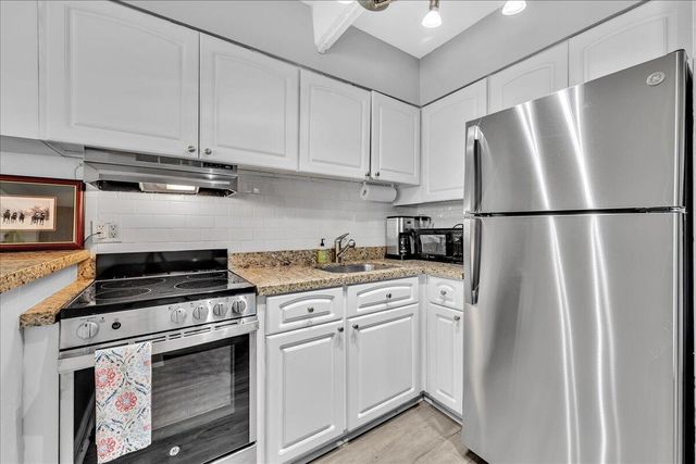 2124 NE 5th Avenue 212, Wilton Manors, FL 33305