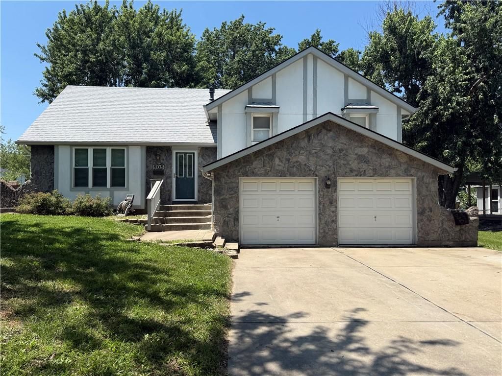 505 S Ridge Drive, Olathe, KS 66061