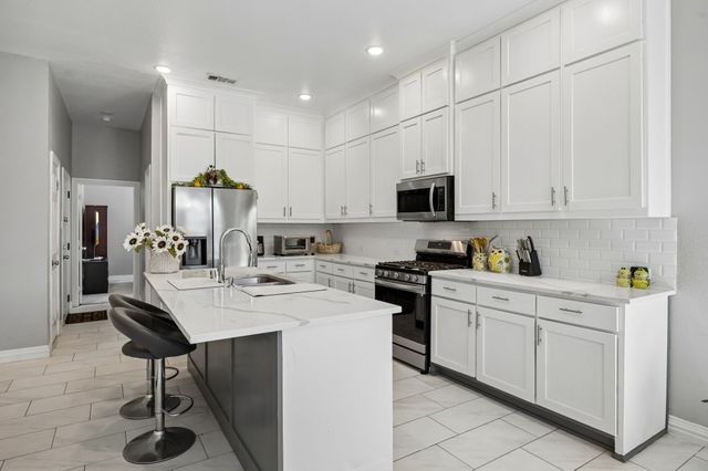 431 W Pioneer Drive, Irving, TX 75061