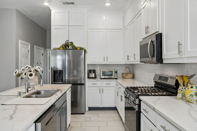 431 W Pioneer Drive, Irving, TX 75061
