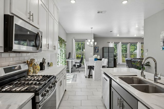 431 W Pioneer Drive, Irving, TX 75061