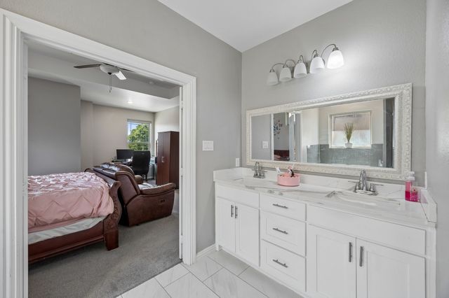 431 W Pioneer Drive, Irving, TX 75061