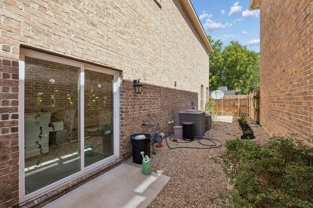 431 W Pioneer Drive, Irving, TX 75061