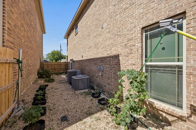 431 W Pioneer Drive, Irving, TX 75061