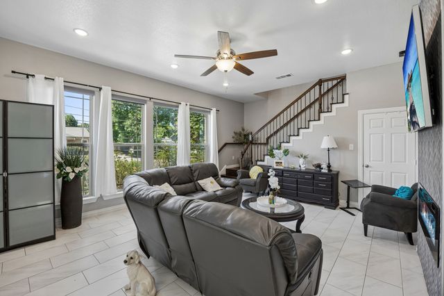 431 W Pioneer Drive, Irving, TX 75061