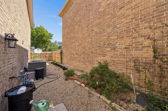 431 W Pioneer Drive, Irving, TX 75061