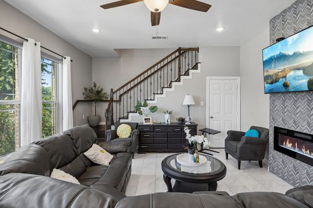 431 W Pioneer Drive, Irving, TX 75061