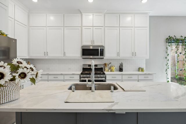 431 W Pioneer Drive, Irving, TX 75061