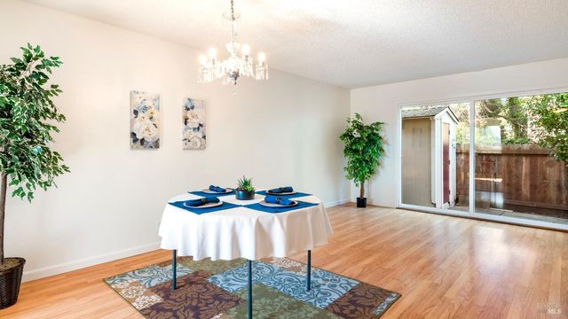 580 Santa Alicia Dr, Rohnert Park, CA 94928