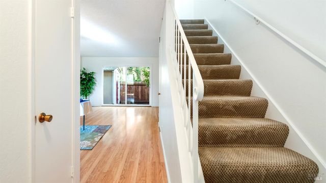 580 Santa Alicia Dr, Rohnert Park, CA 94928