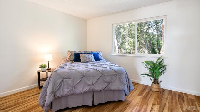 580 Santa Alicia Dr, Rohnert Park, CA 94928