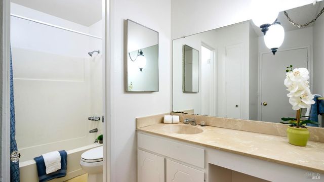 580 Santa Alicia Dr, Rohnert Park, CA 94928