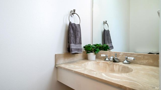 580 Santa Alicia Dr, Rohnert Park, CA 94928