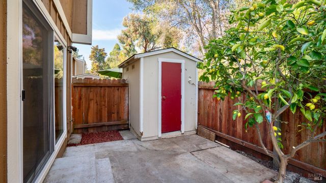 580 Santa Alicia Dr, Rohnert Park, CA 94928