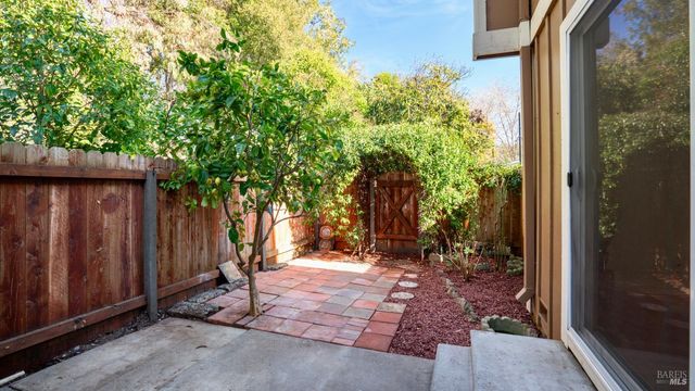 580 Santa Alicia Dr, Rohnert Park, CA 94928