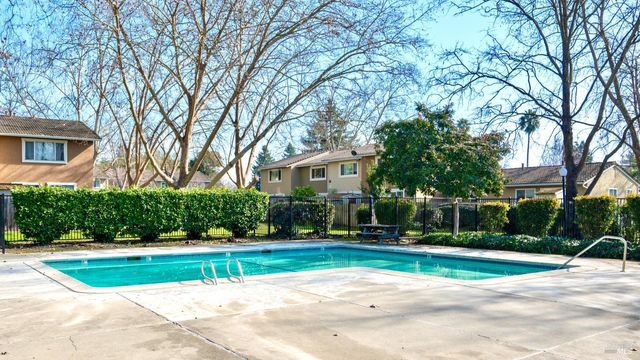 580 Santa Alicia Dr, Rohnert Park, CA 94928