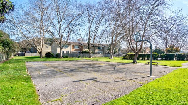 580 Santa Alicia Dr, Rohnert Park, CA 94928