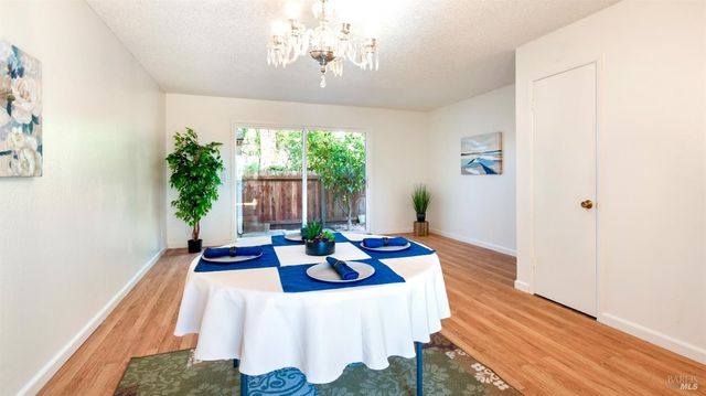 580 Santa Alicia Dr, Rohnert Park, CA 94928