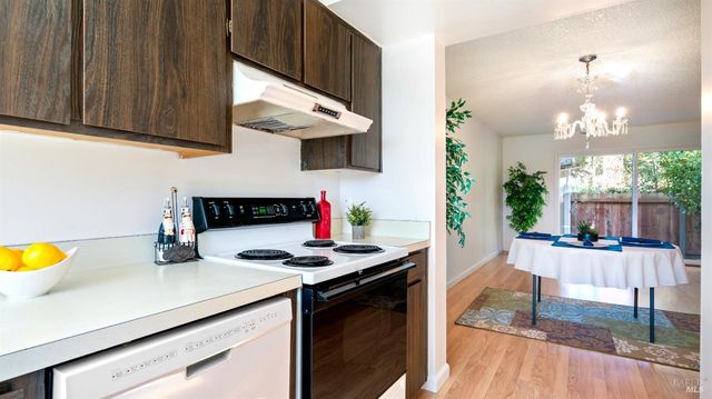 580 Santa Alicia Dr, Rohnert Park, CA 94928