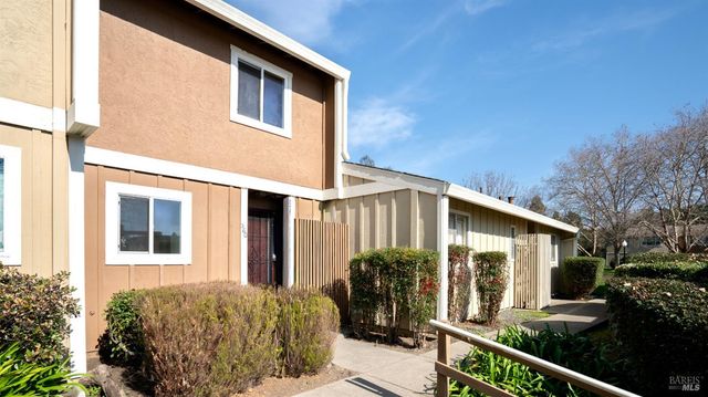 580 Santa Alicia Dr, Rohnert Park, CA 94928