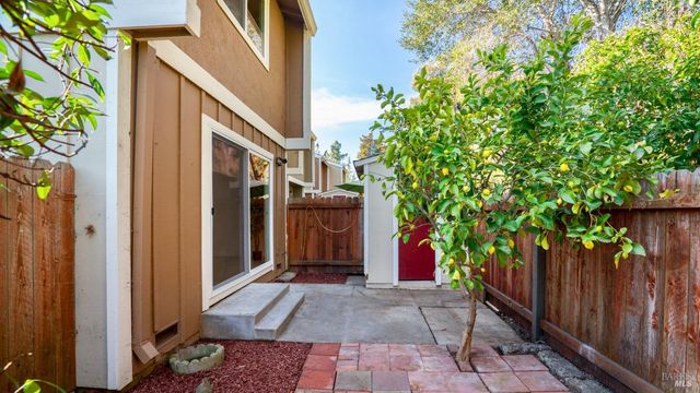 580 Santa Alicia Dr, Rohnert Park, CA 94928