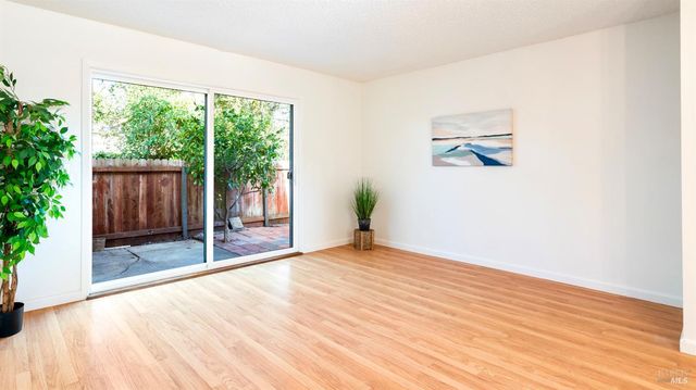 580 Santa Alicia Dr, Rohnert Park, CA 94928