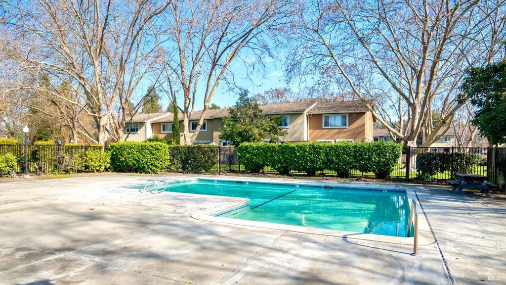 580 Santa Alicia Dr, Rohnert Park, CA 94928