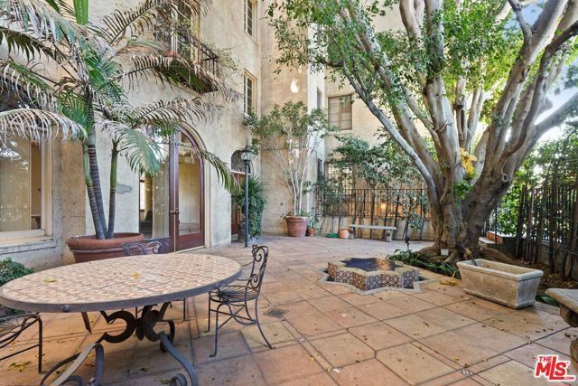 109 N Sycamore Avenue 202, Los Angeles, CA 90036