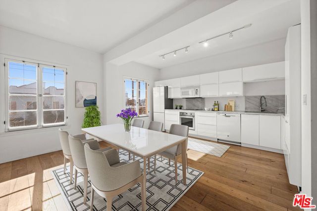 109 N Sycamore Avenue 202, Los Angeles, CA 90036