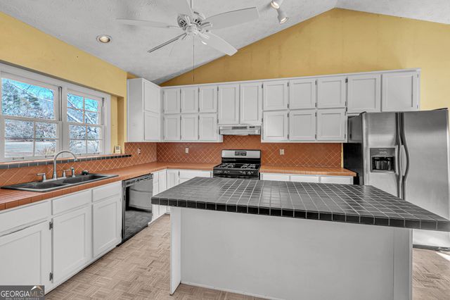 285 Old Farm Road, Fayetteville, GA 30215